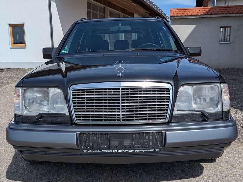 Schwarz Gebraucht 1995 Mercedes E320 Kombi | 15.900 € - Bild 1/4
