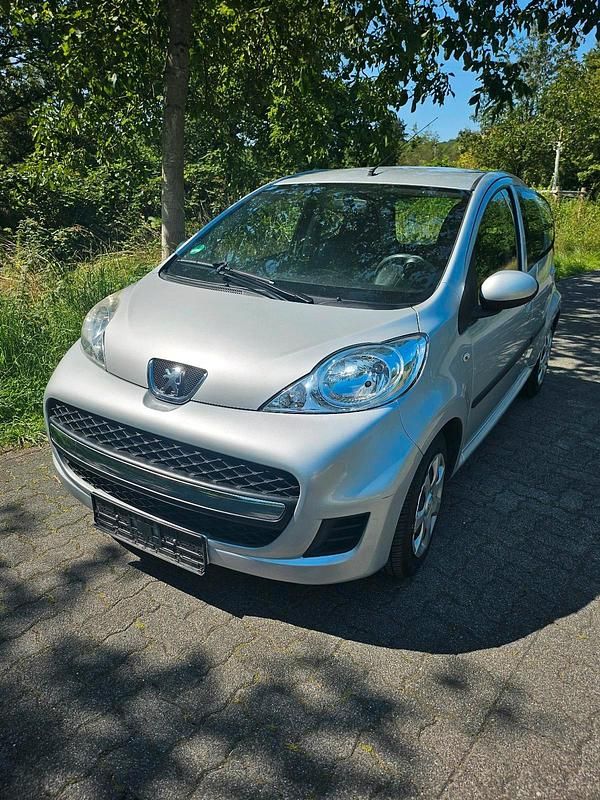 Silber Gebraucht 2009 Peugeot 107 Kleinwagen | 4.450 € - Bild 1/4