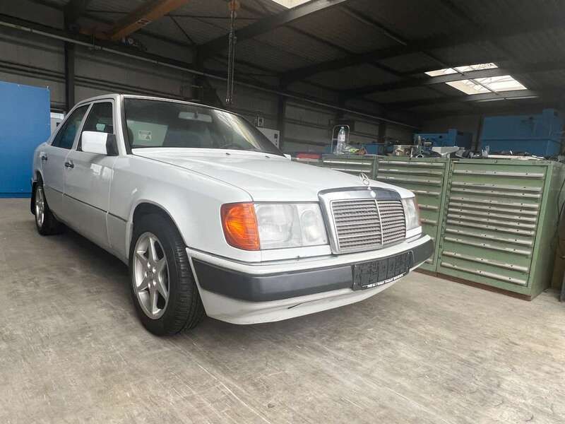 Weiß Gebraucht 1990 Mercedes E250 Limousine | 9.999 € - Bild 1/4