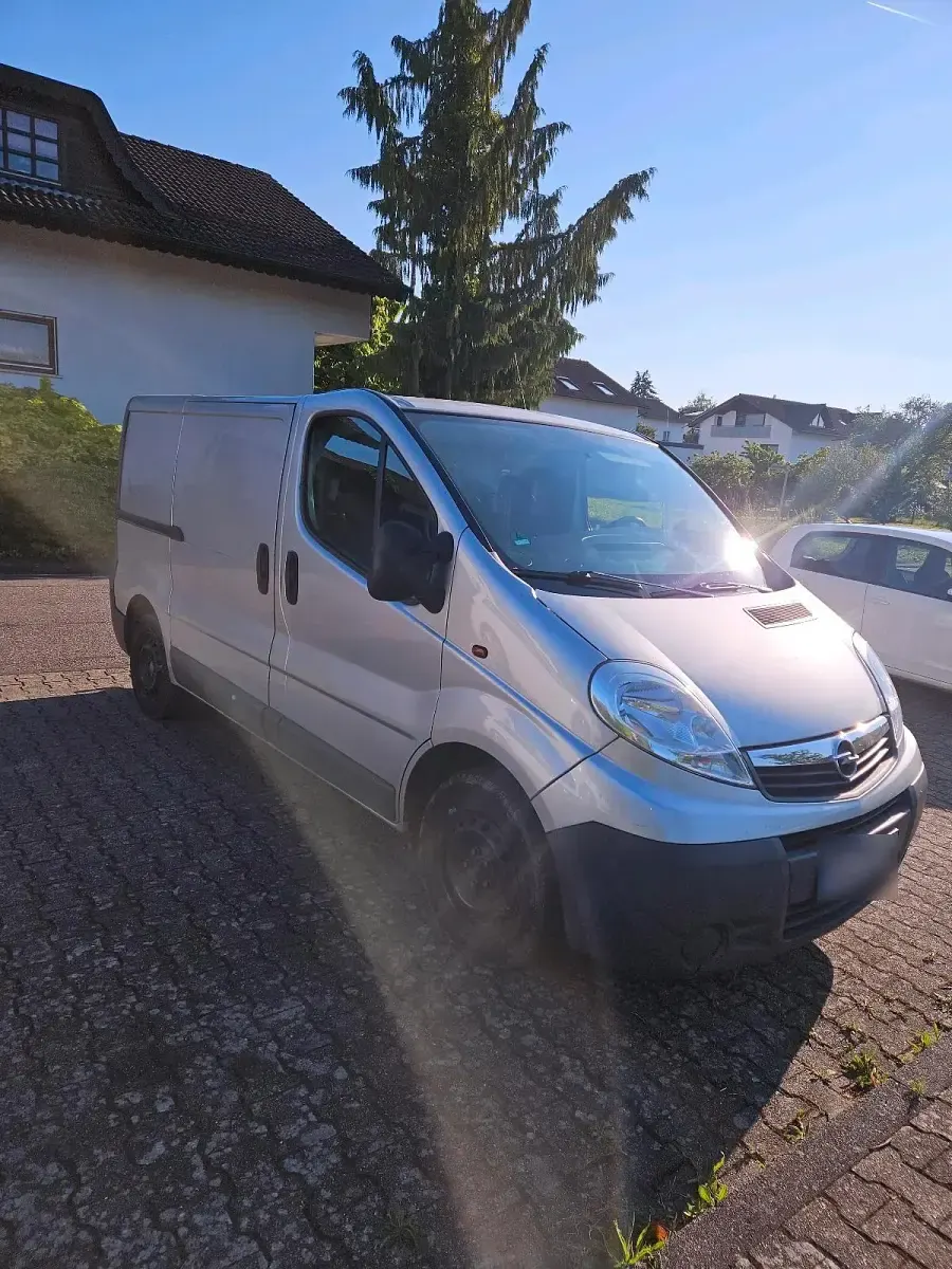 Gebraucht Opel Vivaro 114 PS (83 kW) 2010 Silber Van / Kleinbus