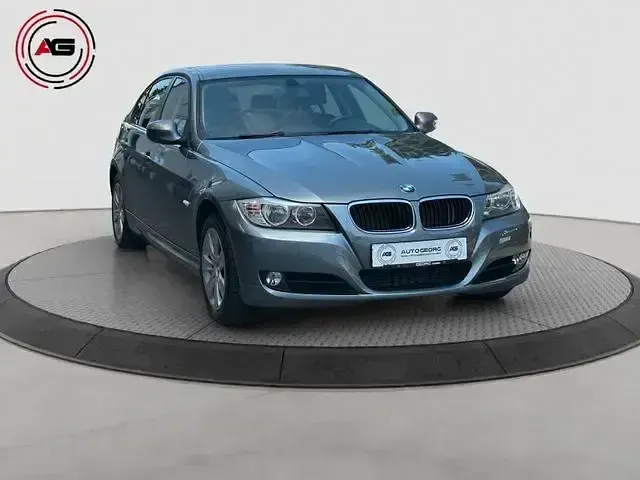 Gebraucht BMW 318 143 PS (105 kW) 2010 Grau Limousine