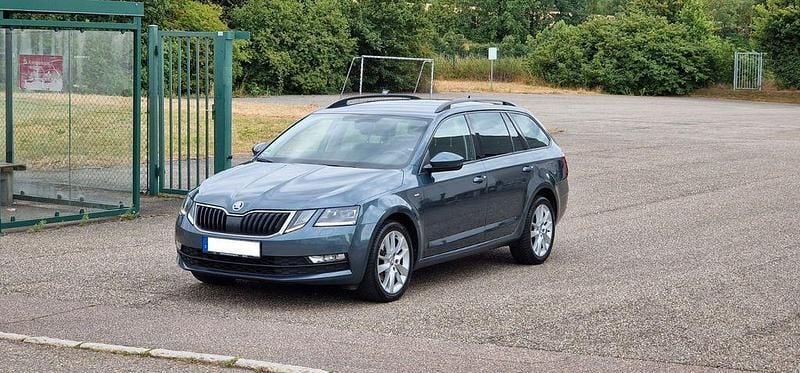 Grau Gebraucht 2018 Skoda Octavia Clever Kombi | 14.500 € (Fairer Preis) - Bild 1/4