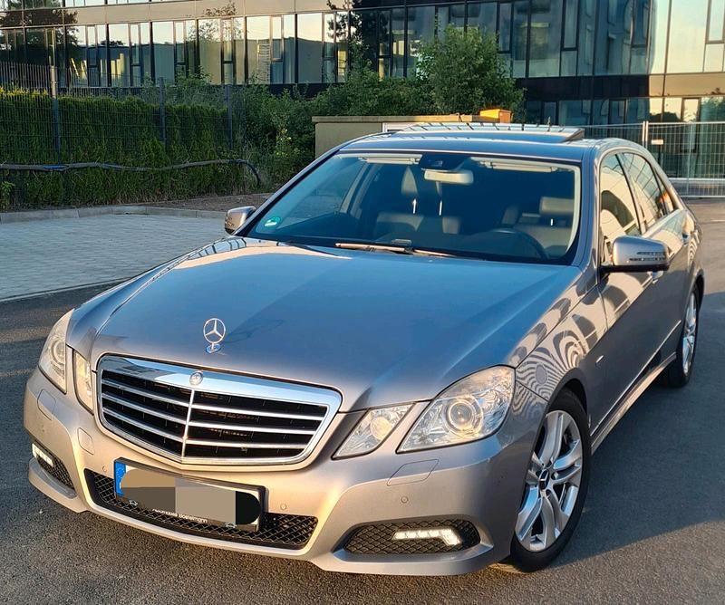 Grau Gebraucht 2009 Mercedes E250 Limousine | 11.999 € (Fairer Preis) - Bild 1/4