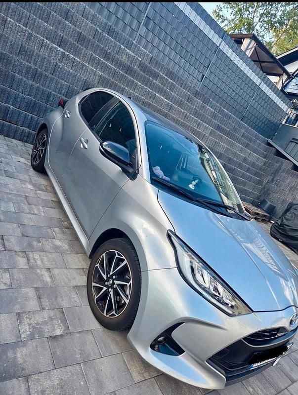 Silber Gebraucht 2022 Toyota Yaris Hybrid Team Kleinwagen | 17.499 € (Guter Preis) - Bild 1/4