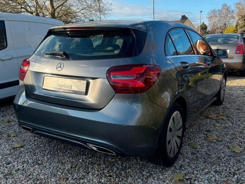 Gebraucht Mercedes A160 102 PS (75 kW) 2017 Mountaingrau  met. Limousine