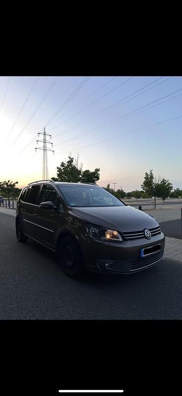 Braun Gebraucht 2010 VW Touran Van / Kleinbus | 5.999 € (Etwas zu teuer) - Bild 1/4