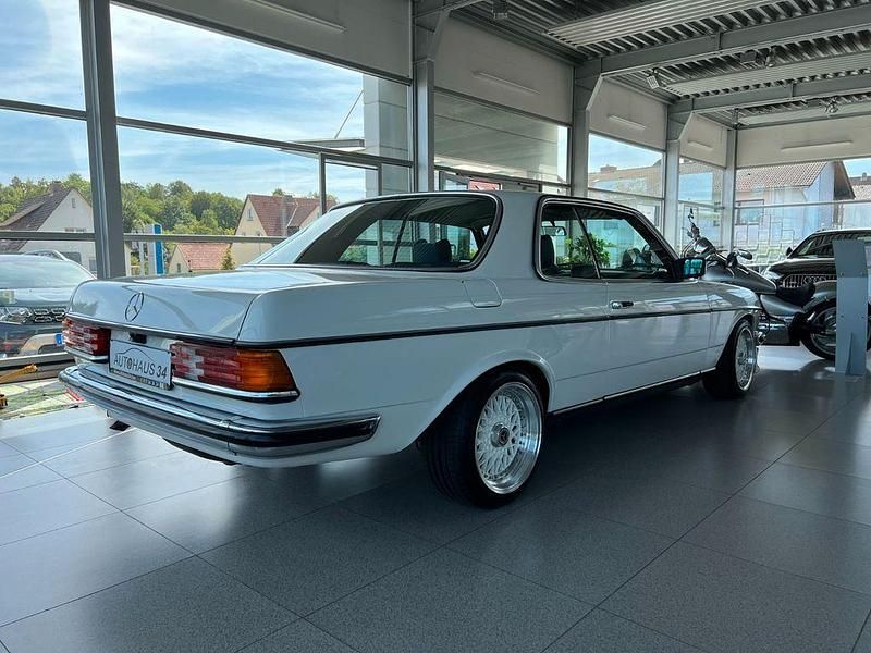 Gebraucht Mercedes 230 109 PS (80 kW) 1979 Weiß Coupé