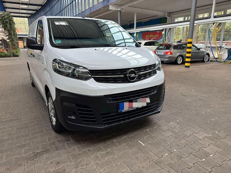 Weiß Gebraucht 2022 Opel Vivaro-e Combi Edition Van | 18.500 € - Bild 1/4