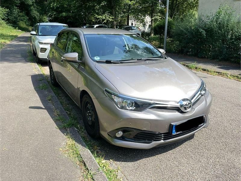 Braun Gebraucht 2016 Toyota Auris Design Limousine | 11.800 € (Guter Preis) - Bild 1/4