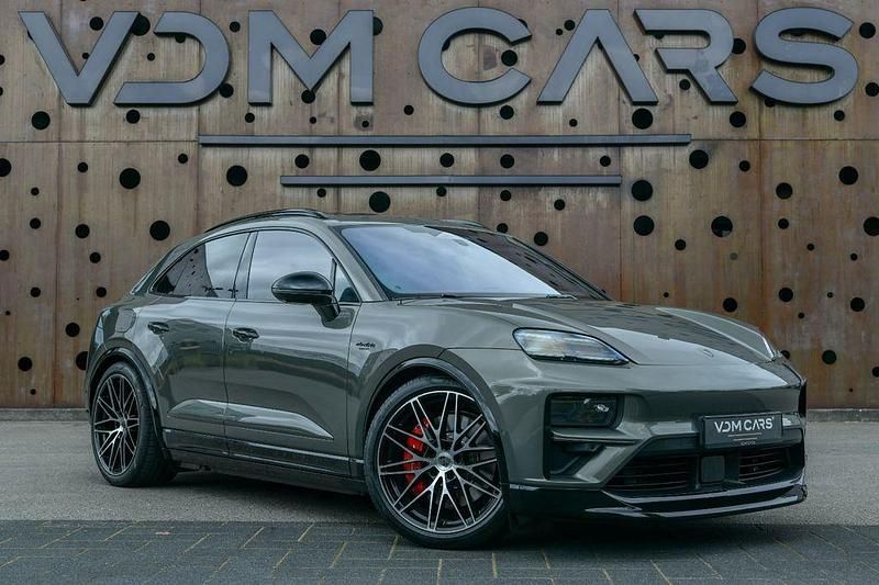 Gebraucht Porsche Macan Turbo 469 kW (639 PS) 2025 Aventuringrün metallic SUV