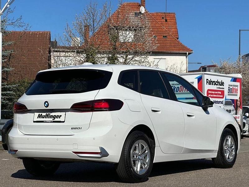 Gebraucht BMW 220 156 PS (114 kW) 2023 Weiß Van / Kleinbus