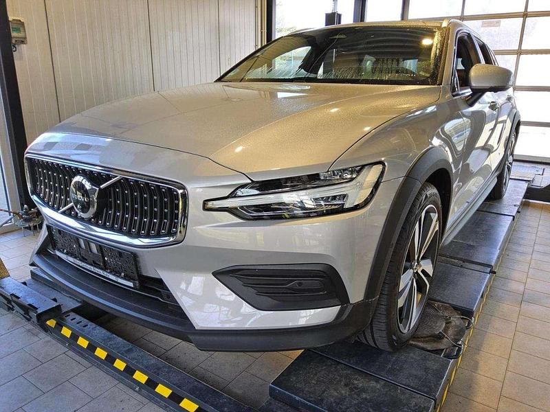 Gebraucht Volvo V60 CC Plus 197 PS (144 kW) 2024 Silber silver dawn / metallic Kombi