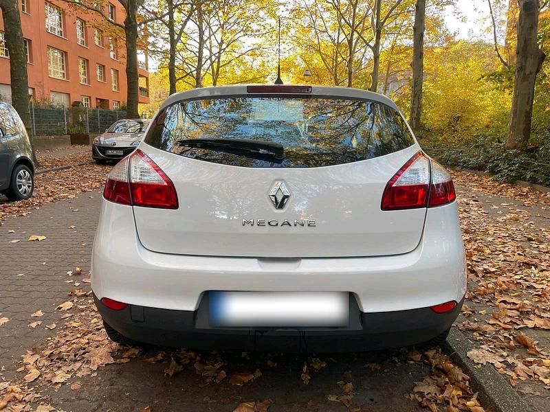 Gebraucht Renault Mégane Authentique 101 PS (74 kW) 2011 Weiß Limousine