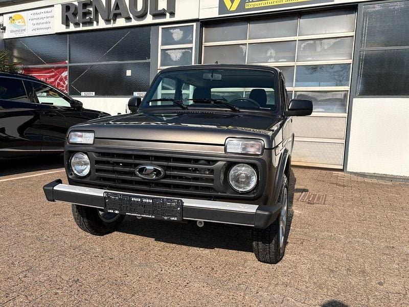 Neu Lada niva 83 PS (61 kW) 2026 Braun SUV