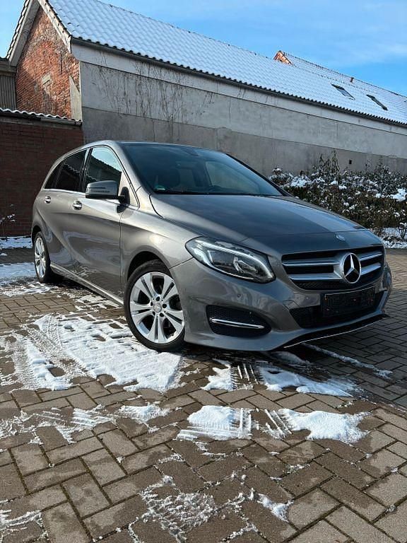 Gebraucht Mercedes B180 122 PS (89 kW) 2015 Schwarz Van / Kleinbus