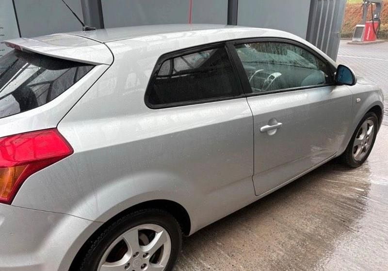 Gebraucht Kia Ceed 126 PS (92 kW) 2009 Silber Kleinwagen