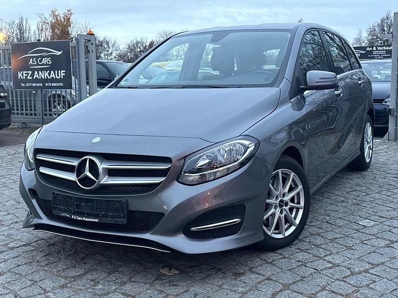 Grau Gebraucht 2015 Mercedes 200 Urban Limousine | 10.490 € (Fairer Preis) - Bild 1/4