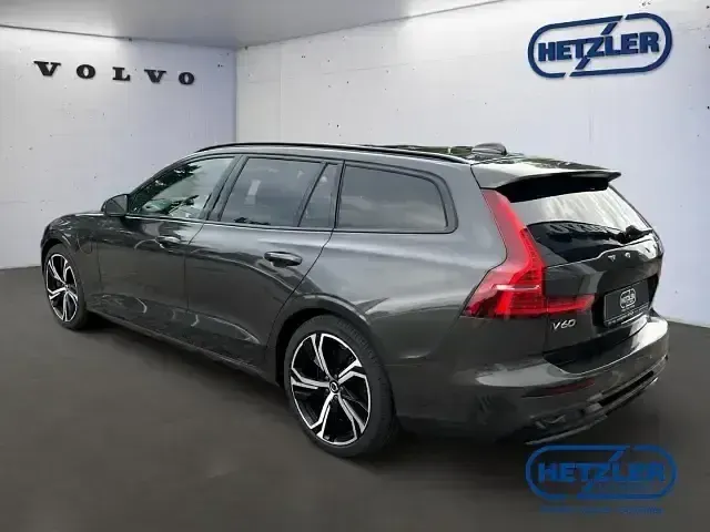 Gebraucht Volvo V60 Plus 398 PS (292 kW) 2023 Platinum grey / metallic Kombi