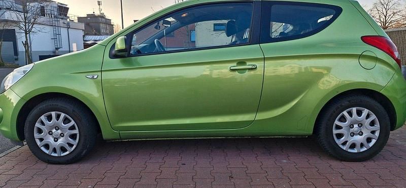 Grün Gebraucht 2009 Hyundai i20 Kleinwagen | 2.200 € (Fairer Preis) - Bild 1/4