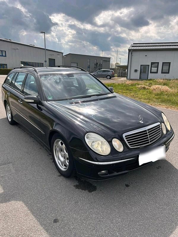 Schwarz Gebraucht 2005 Mercedes E220 Avantgarde Kombi | 1.899 € - Bild 1/4