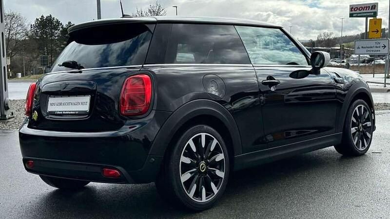 Gebraucht Mini Cooper SE 135 kW (184 PS) 2022 Midnight black metallic Kleinwagen