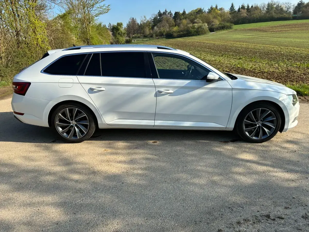 Gebraucht Skoda Superb LAURIN & KLEMENT 190 PS (139 kW) 2018 Weiß Kombi