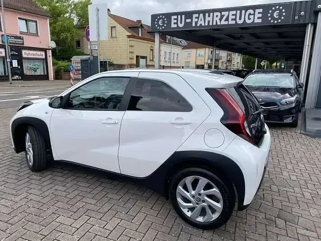 Gebraucht Toyota Aygo 72 PS (52 kW) 2026 040 schneeweiß Kleinwagen