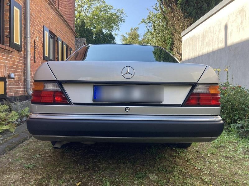 Gebraucht Mercedes 230 132 PS (97 kW) 1992 Silber Coupé
