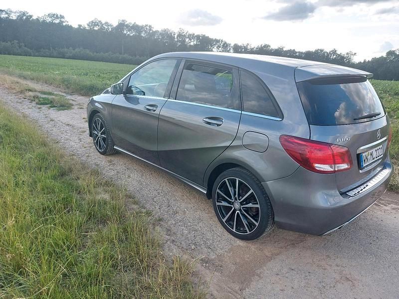 Grau Gebraucht 2015 Mercedes B180 Van / Kleinbus | 9.999 € (Fairer Preis) - Bild 1/4