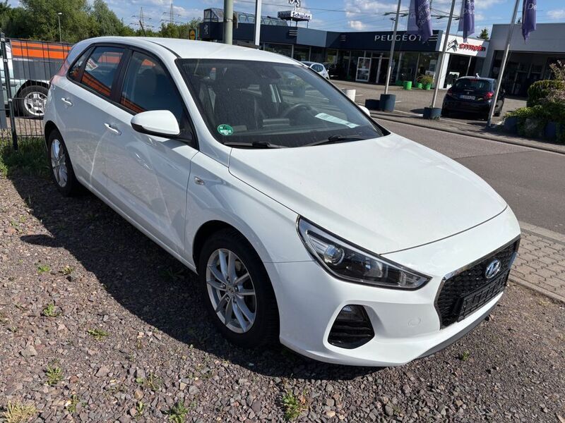 Weiß Gebraucht 2017 Hyundai i30 Pure Limousine | 11.990 € (Fairer Preis) - Bild 1/4