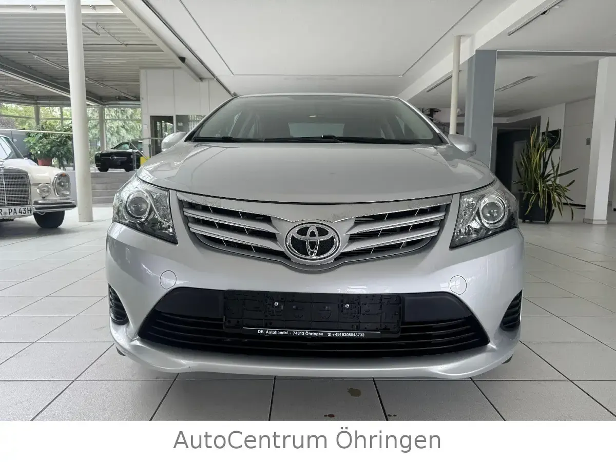 Gebraucht Toyota Avensis Basis 132 PS (97 kW) 2012 Silber Limousine