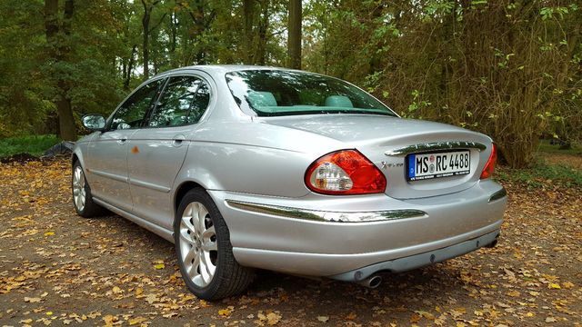 Silber metallic Gebraucht 2001 Jaguar X-type Limousine | 7.000 € (Teuer) - Bild 1/4