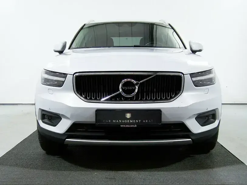 Gebraucht Volvo XC40 Momentum 180 PS (132 kW) 2020 Glacier silver (metallic) SUV