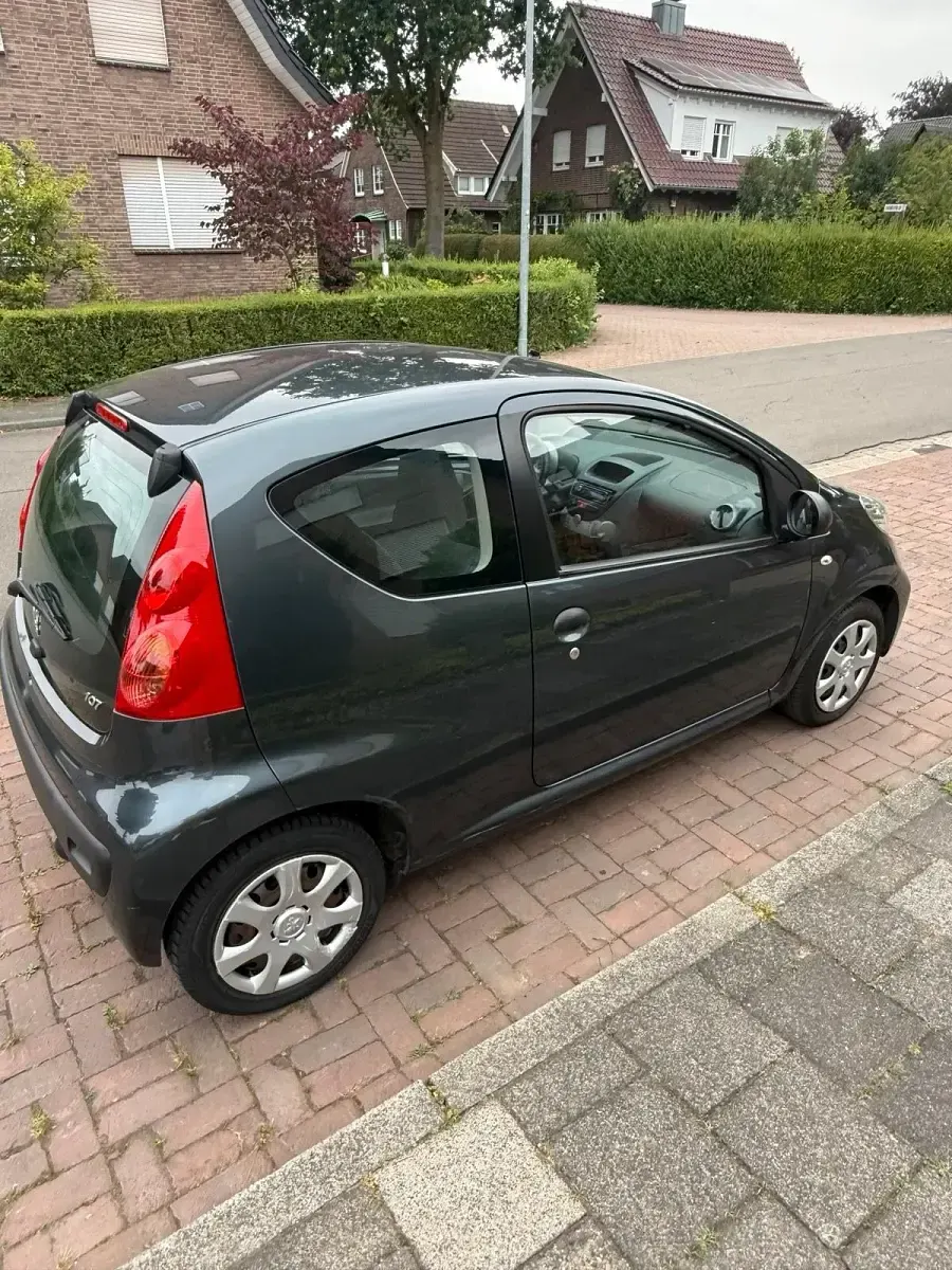 Gebraucht Peugeot 107 67 PS (49 kW) 2010 Grau Kleinwagen