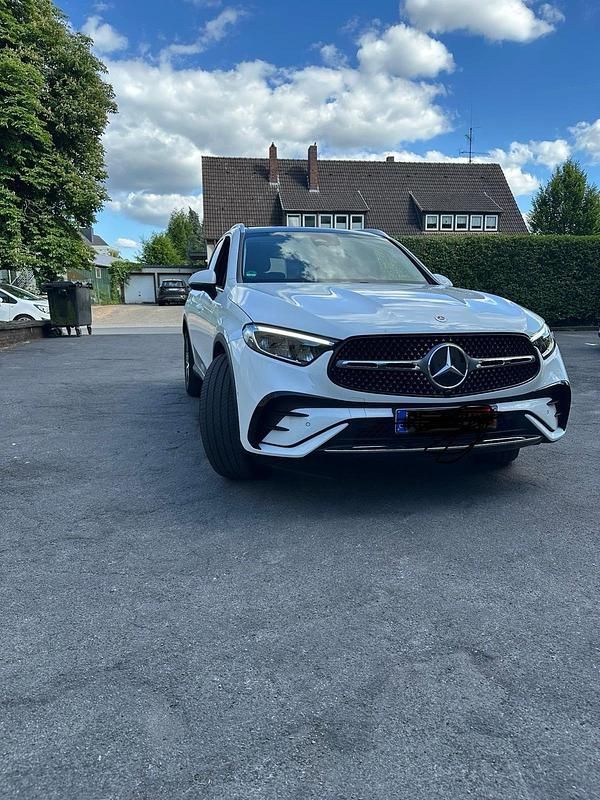 Weiß Gebraucht 2022 Mercedes GLC200 AMG SUV | 50.500 € (Fairer Preis) - Bild 1/4