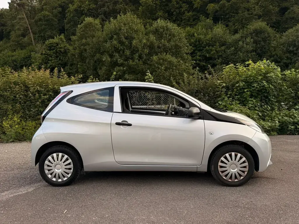 Gebraucht Toyota Aygo 69 PS (50 kW) 2017 Silber Kleinwagen