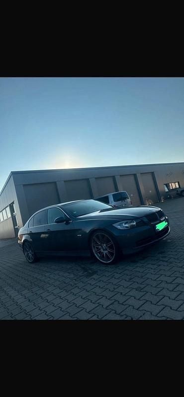 Grau Gebraucht 2005 BMW 325 Limousine | 5.500 € - Bild 1/4