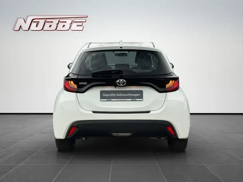 Gebraucht Toyota Yaris Comfort 72 PS (52 kW) 2023 Schneeweiß Kleinwagen