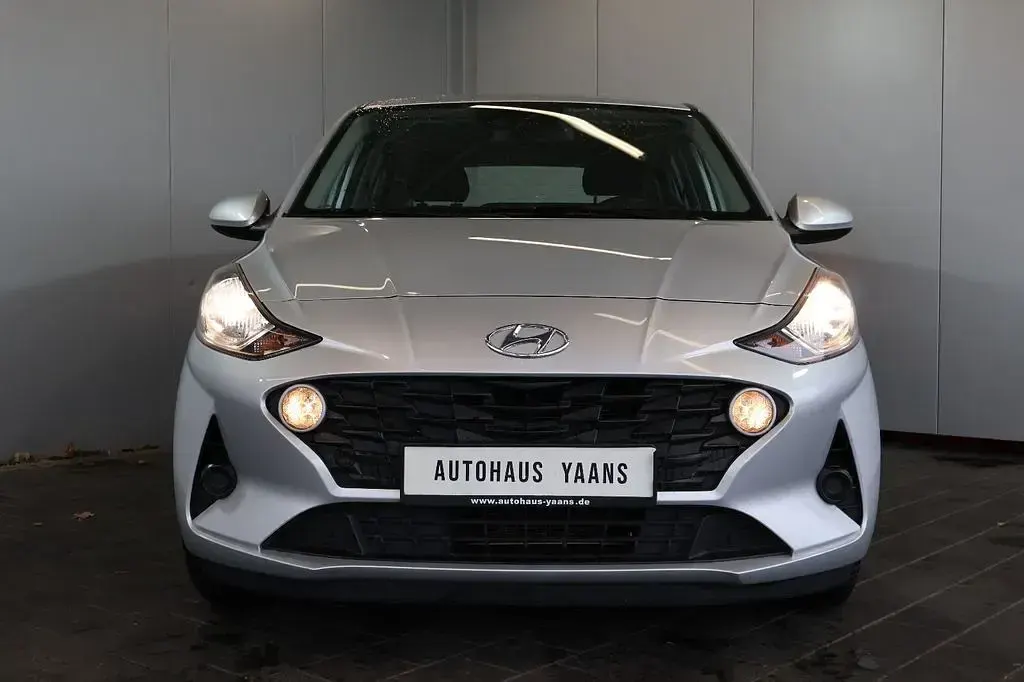 Gebraucht Hyundai i10 Select 67 PS (49 kW) 2023 Silber Kleinwagen