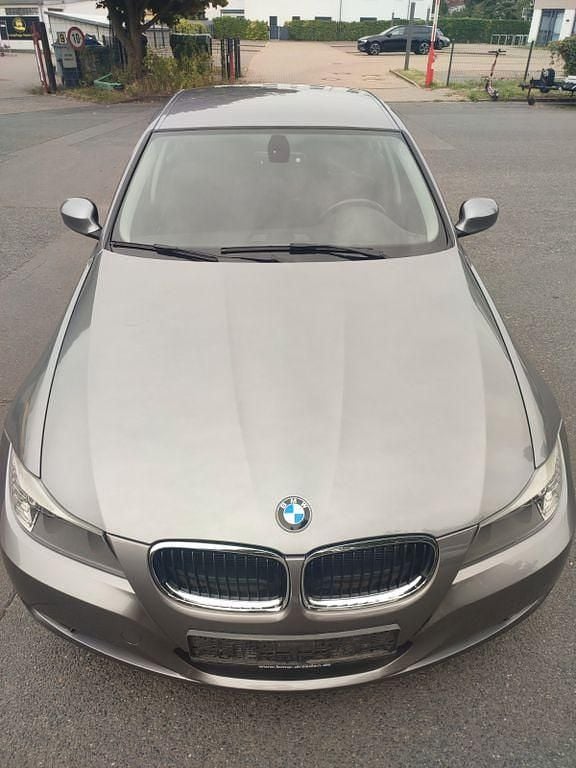 Grau Gebraucht 2011 BMW 318 Comfort Edition Limousine | 2.390 € (Superpreis) - Bild 1/4