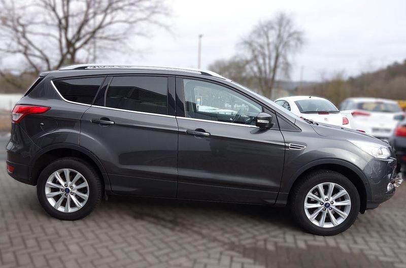Gebraucht Ford Kuga Titanium 150 PS (110 kW) 2016 Grau SUV