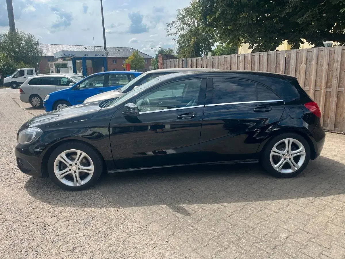 Gebraucht Mercedes A180 Urban 122 PS (89 kW) 2014 Schwarz Kleinwagen