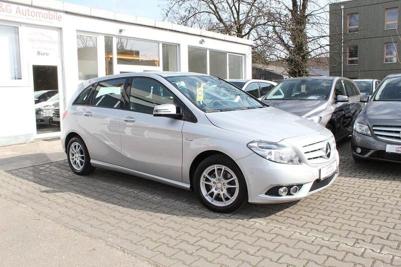 Gebraucht Mercedes B200 156 PS (114 kW) 2012 Silber Van / Kleinbus