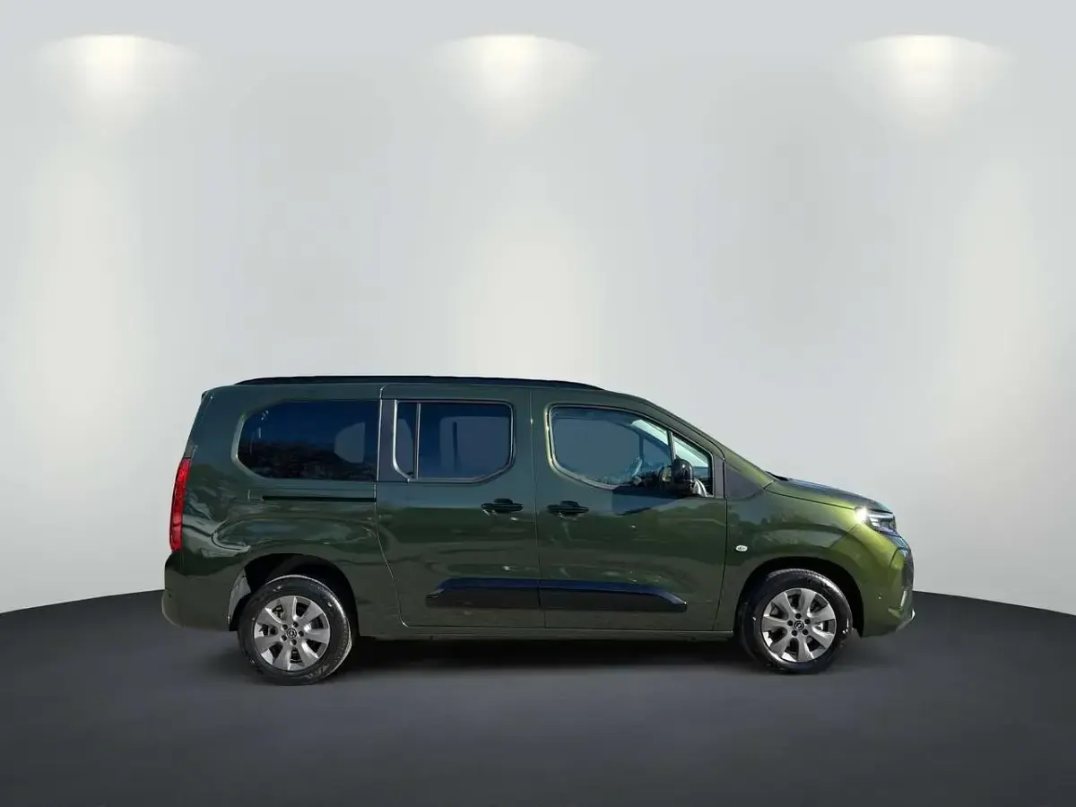 Neu Opel Combo Life XL 131 PS (96 kW) 2026 Sirkka grün Van / Kleinbus