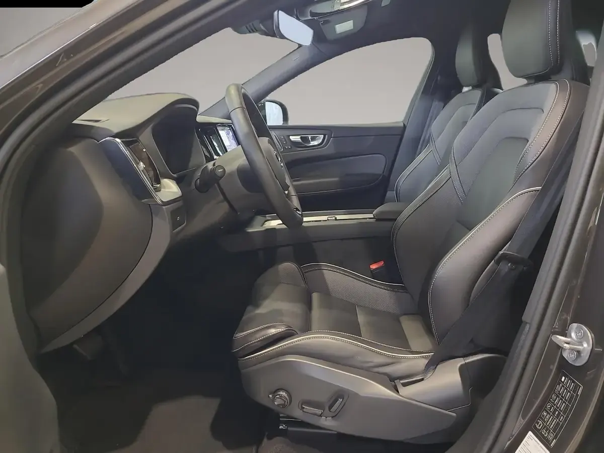 Gebraucht Volvo XC60 Plus 250 PS (183 kW) 2025 Manufacturer SUV