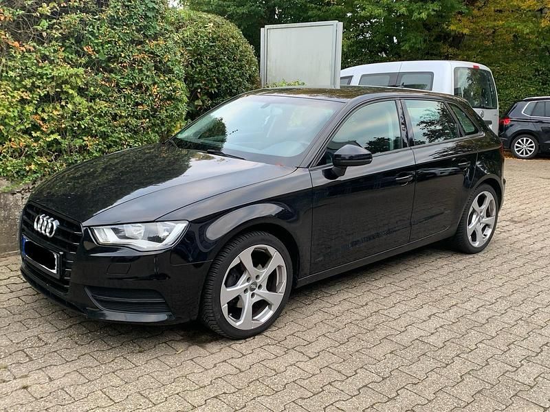 Schwarz Gebraucht 2015 Audi A3 Sportback Attraction Limousine | 9.300 € (Superpreis) - Bild 1/4
