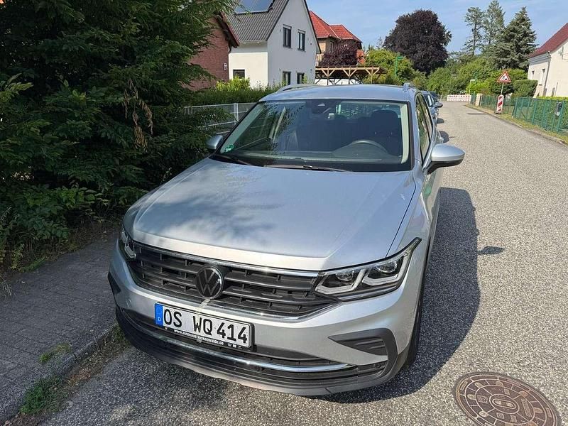 Grau Gebraucht 2024 VW Tiguan Move SUV | 30.999 € (Guter Preis) - Bild 1/4