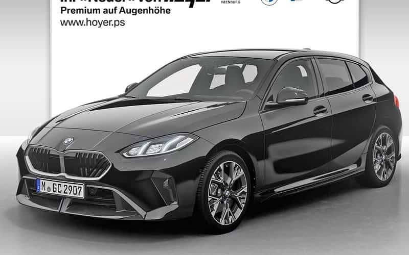 Saphirschwarz metallic Neu 2025 BMW 120 M Sport Kleinwagen | 35.690 € (Fairer Preis) - Bild 1/4