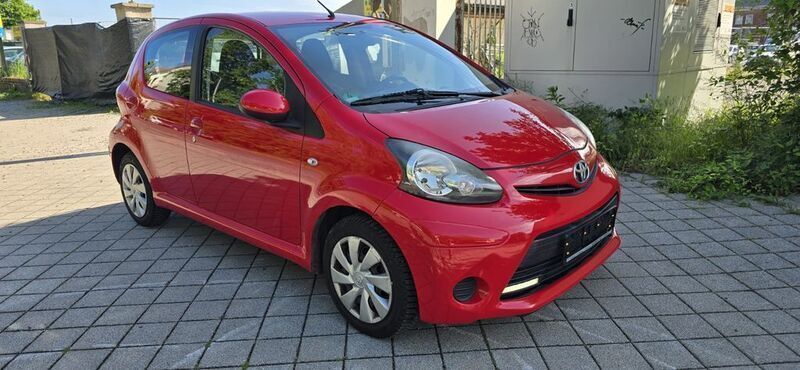 Rot Gebraucht 2013 Toyota Aygo Cool Kleinwagen | 2.990 € (Guter Preis) - Bild 1/4