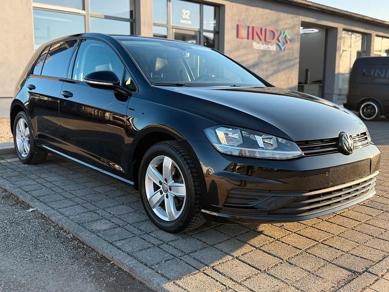 Gebraucht VW Golf VII Trendline 110 PS (80 kW) 2017 Schwarz Kleinwagen